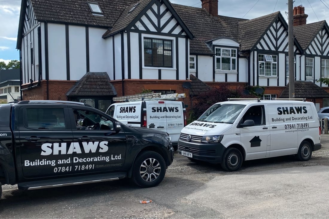 Main header - "Shaws building and decorating"