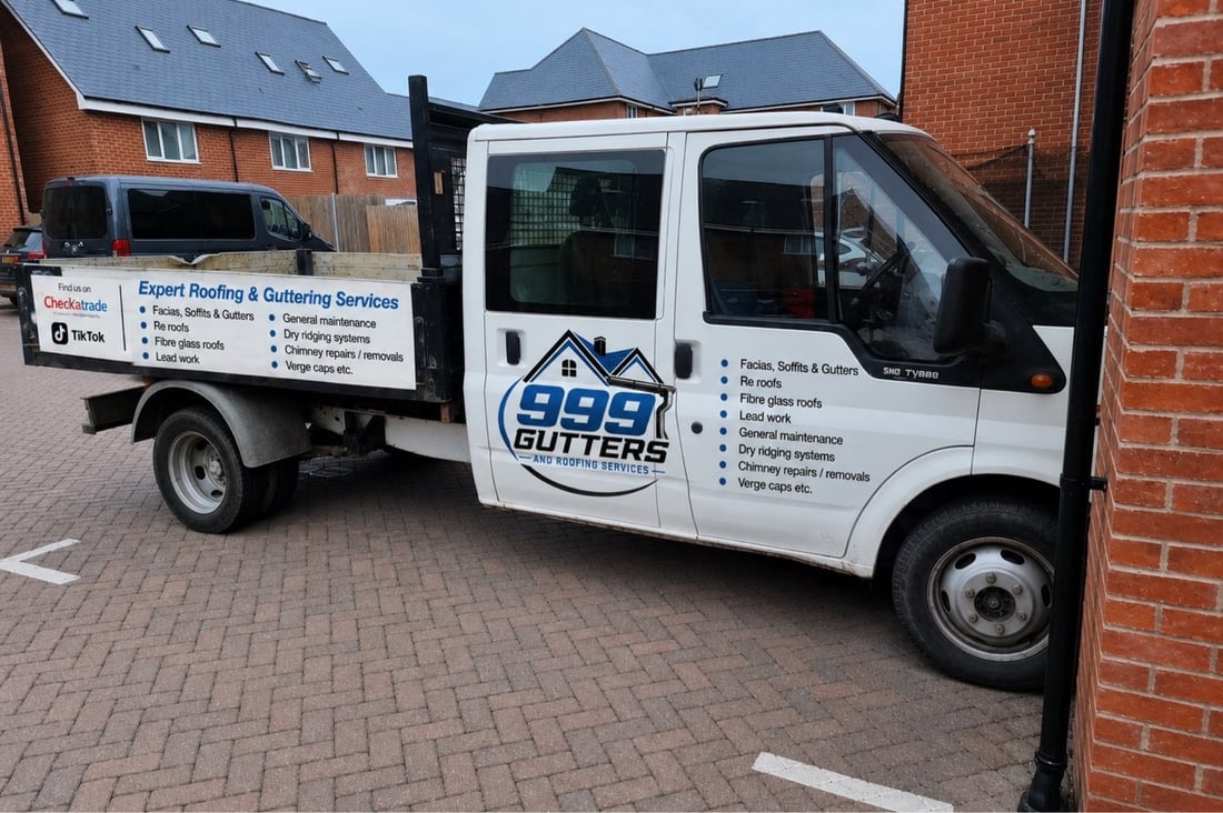 Main header - "999 Gutters & Roofing "
