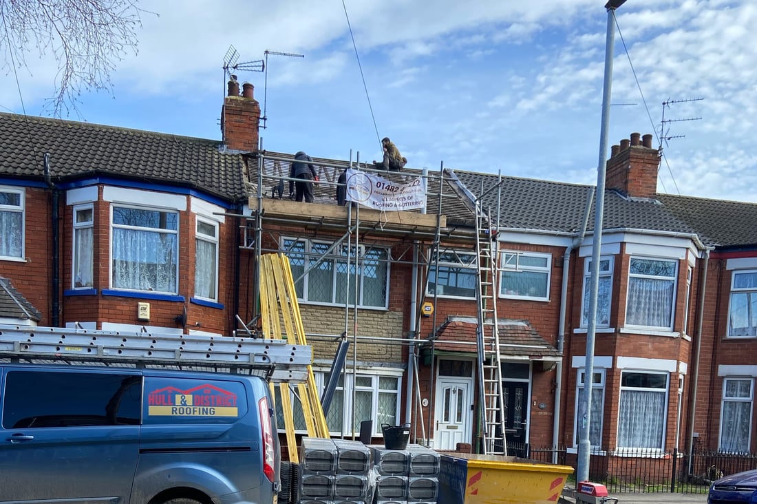 Main header - "Hull & District Roofing"