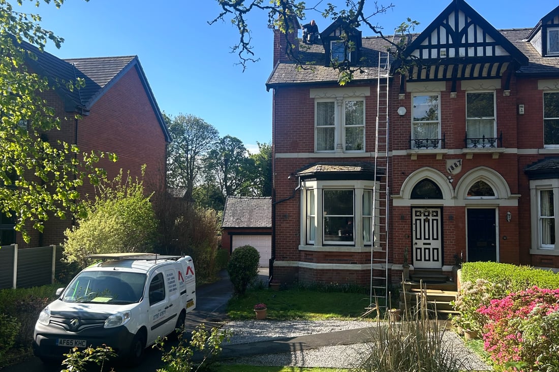 Main header - "PW Cheshire Roofing"