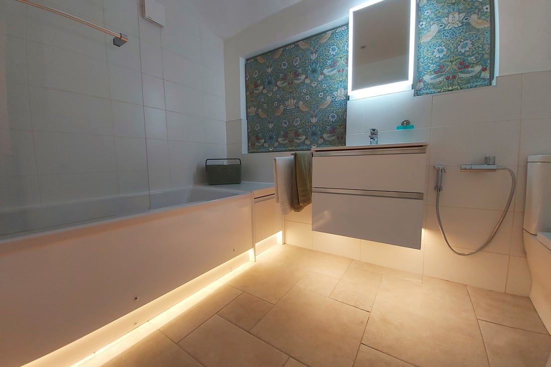 Main header - "Independent Bathroom & Kitchen Installations"