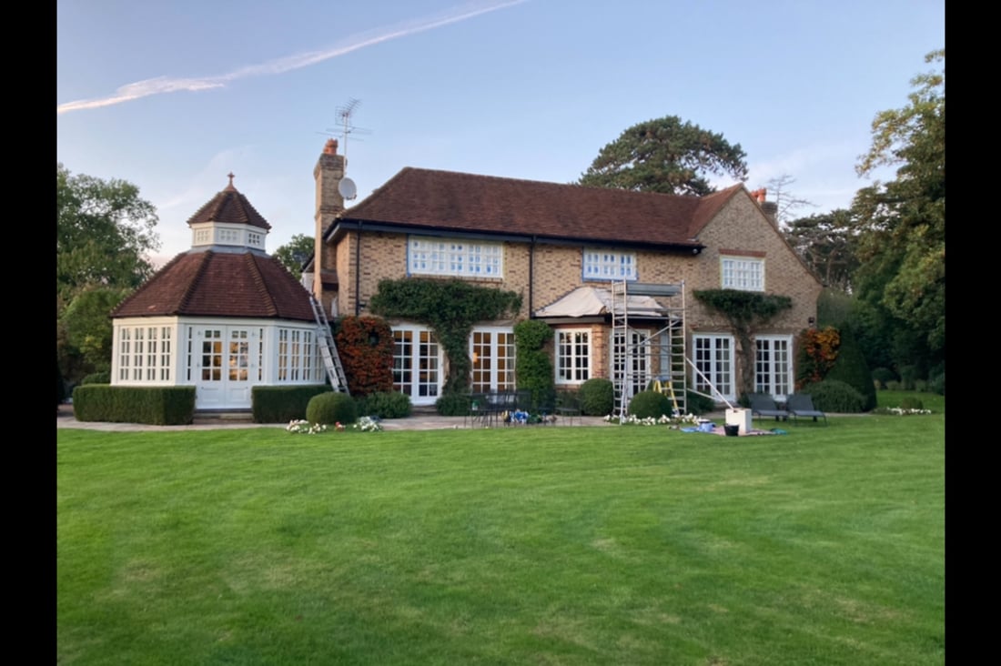 Main header - "L Davies Decorating"