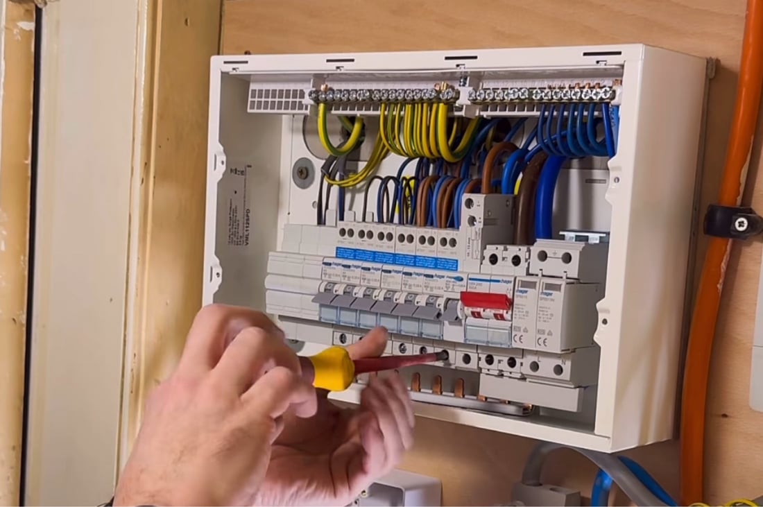 Main header - "LJR Electrical"