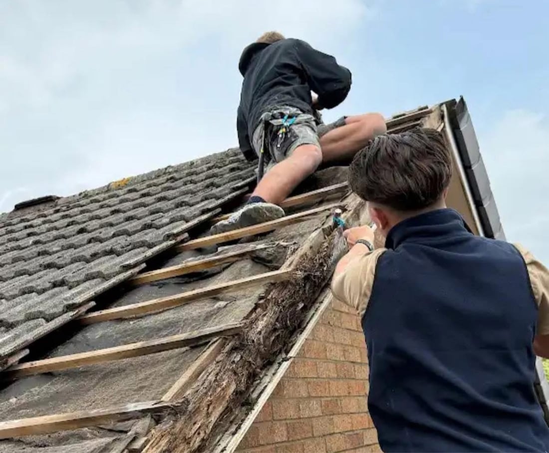 Main header - "A Edwards Roofing LTD"