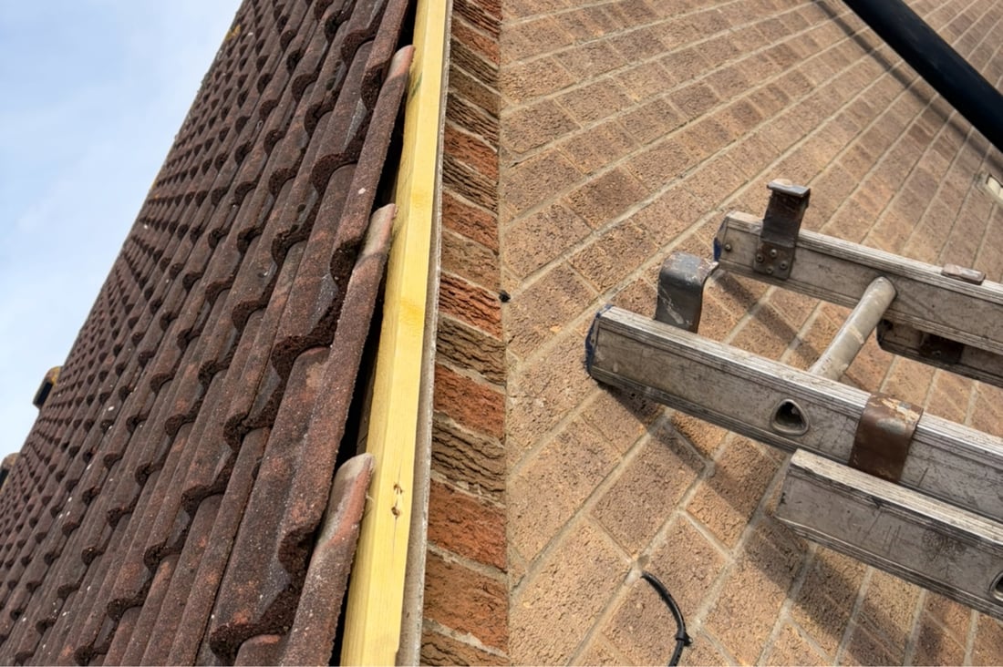 Main header - "Elite Roofing & Home Improvements "
