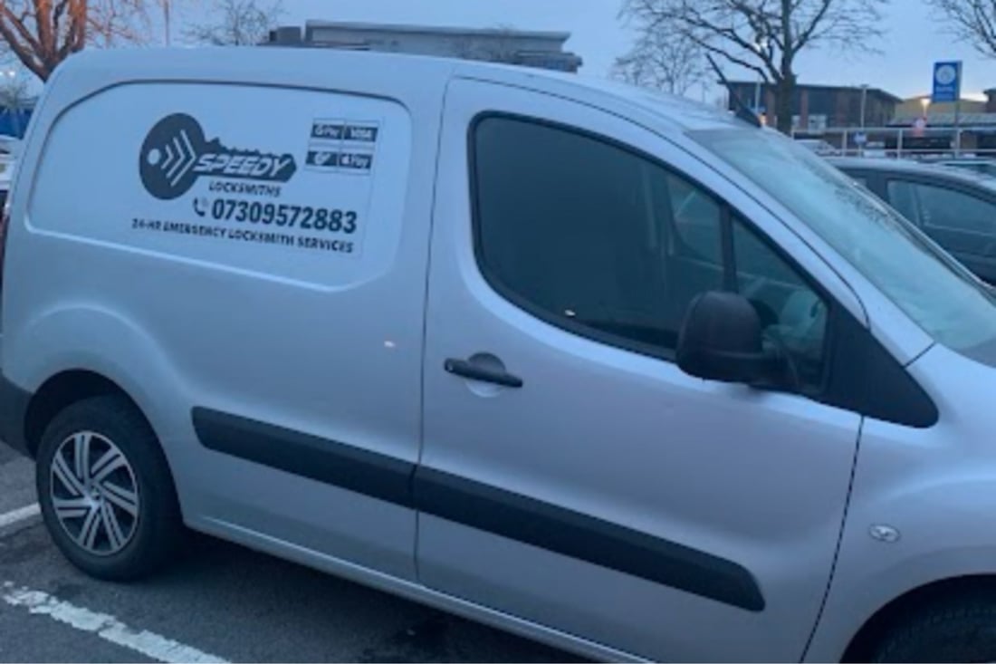 Main header - "Speedy locksmiths"