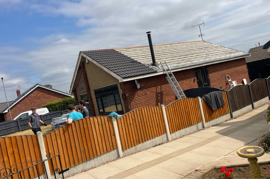 Main header - "999 Gutters & Roofing "