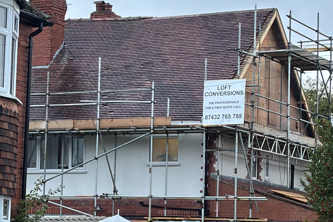 Main header - "D Earnshaw Building & Joinery Services"
