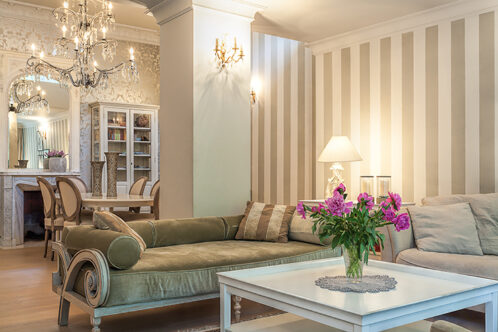 Picture of a living room with striped walls in beige and white