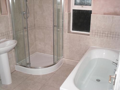 unique kitchens and bathrooms gallery image 1