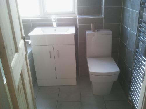 A B PLUMBING AND TILING gallery image 1