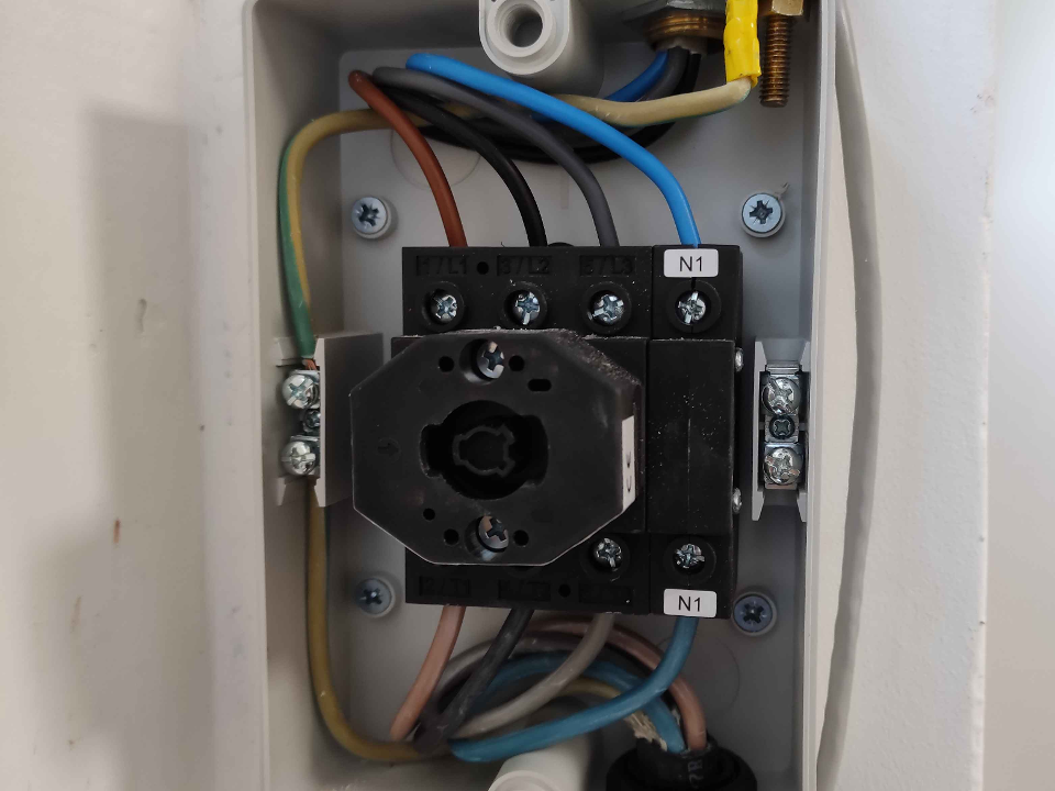 KRISX ELECTRICAL SERVICES LTD gallery image 1
